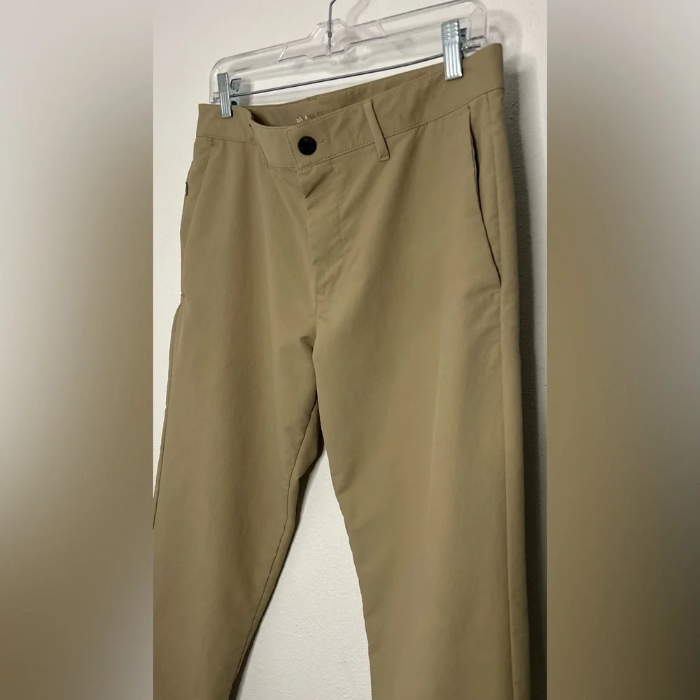 Banana Republic Men's Chinos in Light Khaki Size 32X30